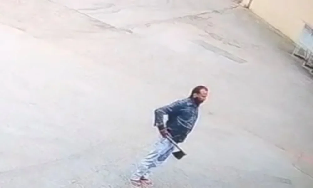 निलंबित कर्मचारी ने गंडासे से किया हमला, सुरक्षाकर्मी बाल-बाल बचा, आरोपी फरार |