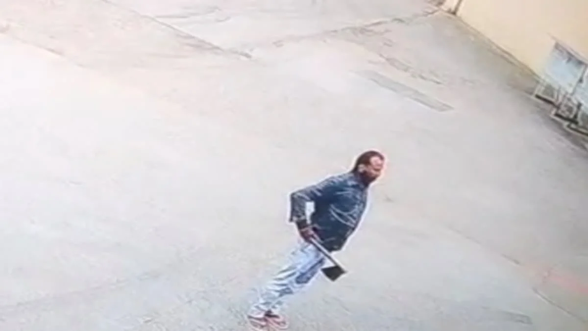 निलंबित कर्मचारी ने गंडासे से किया हमला, सुरक्षाकर्मी बाल-बाल बचा, आरोपी फरार | निलंबित कर्मचारी ने गंडासे से किया हमला, सुरक्षाकर्मी बाल-बाल बचा, आरोपी फरार |