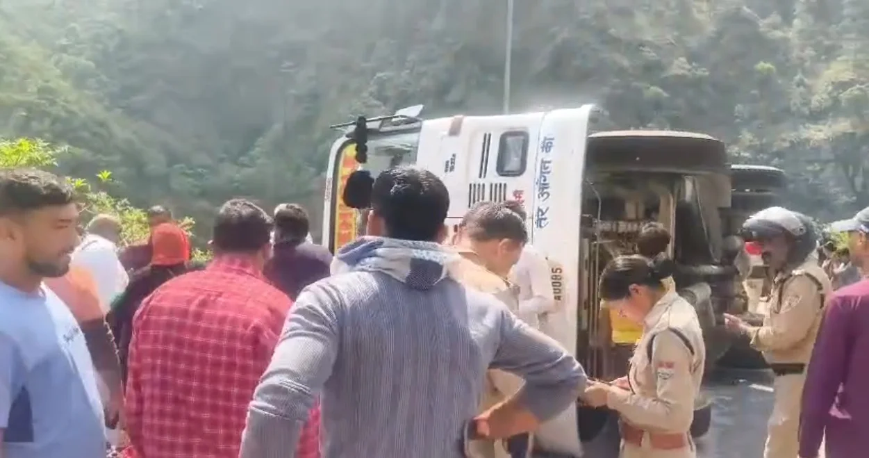 गंगोत्री हाईवे पर नालूपानी के पास यात्री बस पलटी, 27 घायल; SDRF और पुलिस ने शुरू किया रेस्क्यू ऑपरेशन | गंगोत्री हाईवे पर नालूपानी के पास यात्री बस पलटी, 27 घायल; SDRF और पुलिस ने शुरू किया रेस्क्यू ऑपरेशन |