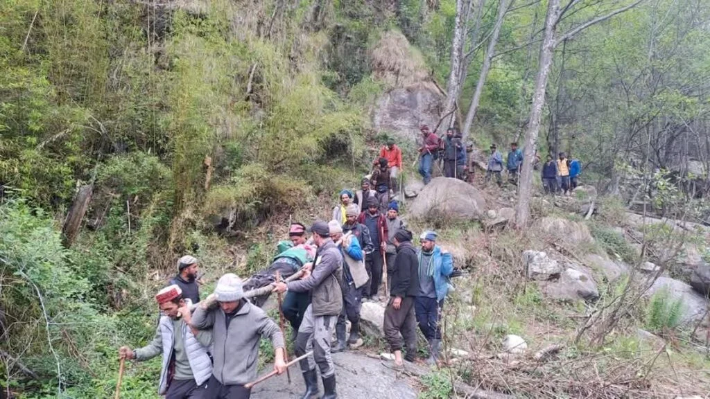 मुनस्यारी में बीमार को डोली से लाना पड़ा अस्पताल, विकास के दावों को पहाड़ों की हकीकत ने किया उजागर…….. मुनस्यारी में बीमार को डोली से लाना पड़ा अस्पताल, विकास के दावों को पहाड़ों की हकीकत ने किया उजागर……..