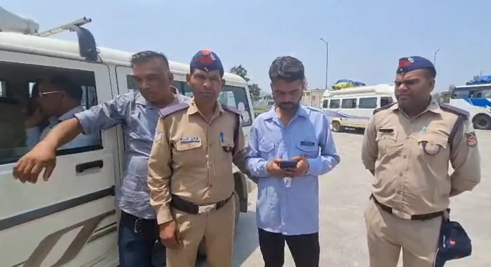 हरबर्टपुर में चारधाम जा रही बस का ड्राइवर नशे में पकड़ा गया, मौके पर गिरफ्तार – यात्रियों को दूसरी बस से भेजा गया
