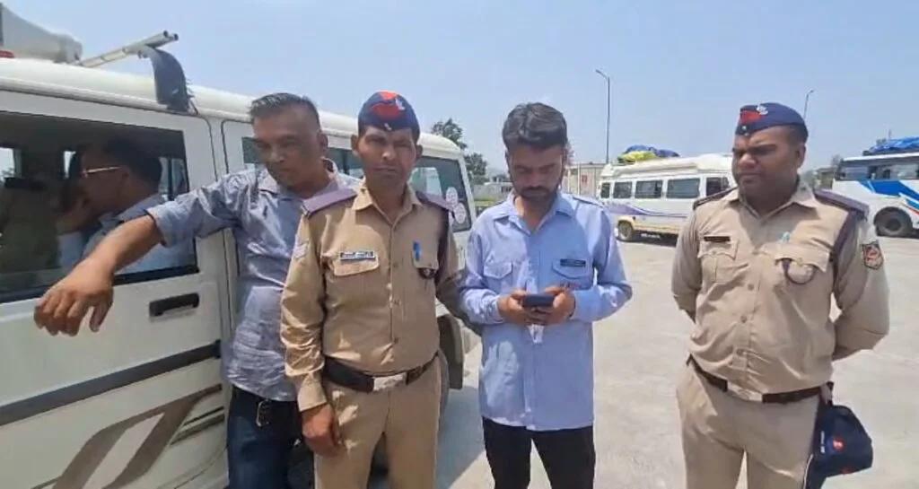 हरबर्टपुर में चारधाम जा रही बस का ड्राइवर नशे में पकड़ा गया, मौके पर गिरफ्तार – यात्रियों को दूसरी बस से भेजा गया हरबर्टपुर में चारधाम जा रही बस का ड्राइवर नशे में पकड़ा गया, मौके पर गिरफ्तार – यात्रियों को दूसरी बस से भेजा गया
