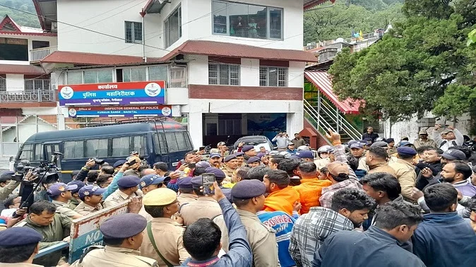 नैनीताल में बच्ची से दुष्कर्म के विरोध में उग्र प्रदर्शन जारी, सुरक्षा के कड़े इंतजाम…. नैनीताल में बच्ची से दुष्कर्म के विरोध में उग्र प्रदर्शन जारी, सुरक्षा के कड़े इंतजाम….