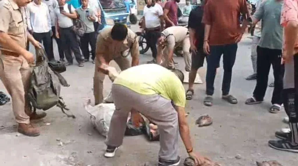 कोटद्वार में संदिग्ध गौमांस तस्करी का मामला, गौ सेवकों ने बाइक को लगाई आग….