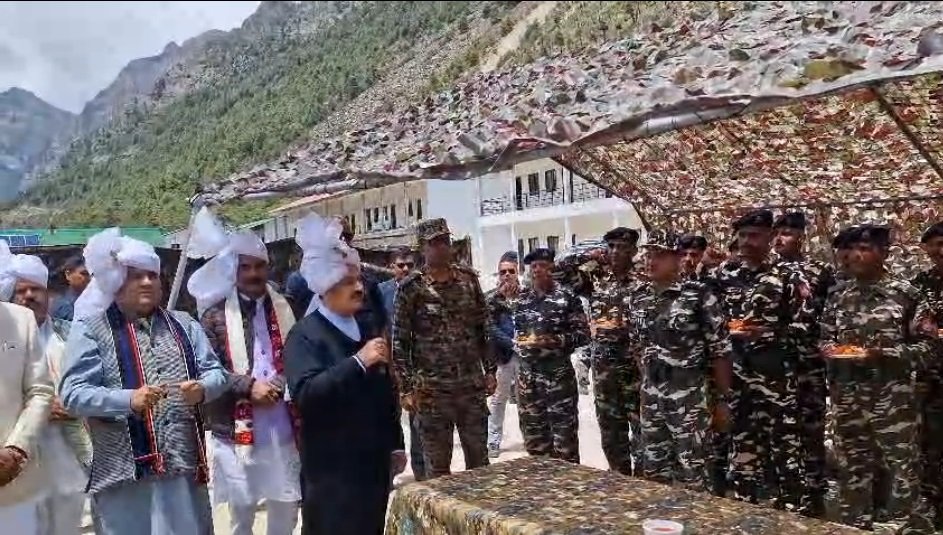 केंद्रीय मंत्री जे.पी. नड्डा पहुंचे आदि कैलाश यात्रा पर, सीमा पर तैनात जवानों से की मुलाकात… केंद्रीय मंत्री जे.पी. नड्डा पहुंचे आदि कैलाश यात्रा पर, सीमा पर तैनात जवानों से की मुलाकात…