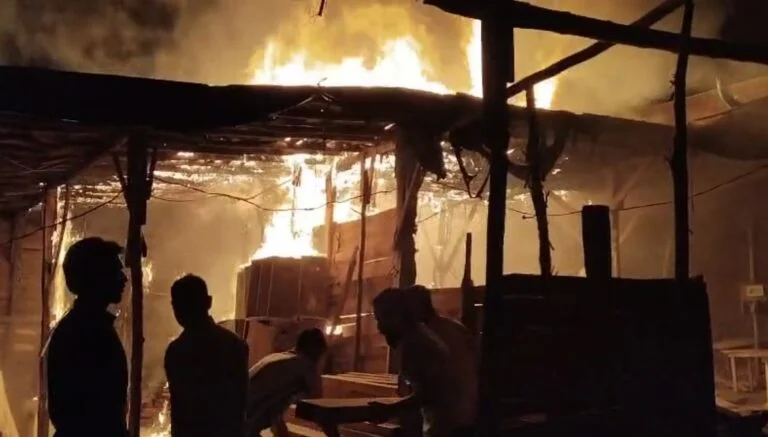 फर्नीचर दुकान में शॉर्ट सर्किट से भड़की आग, जसपुर में मचा हड़कंप | फर्नीचर दुकान में शॉर्ट सर्किट से भड़की आग, जसपुर में मचा हड़कंप |