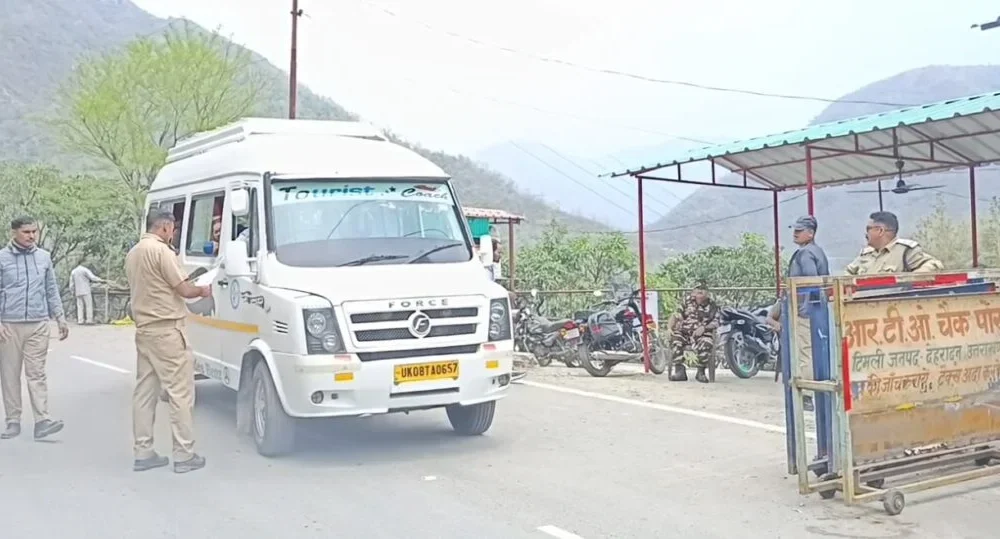 विकासनगर के कटापत्थर में चेक पोस्ट और हेल्थ पोस्ट स्थापित, बिना ग्रीन व ट्रिप कार्ड वालों को वापस भेजा जा रहा…
