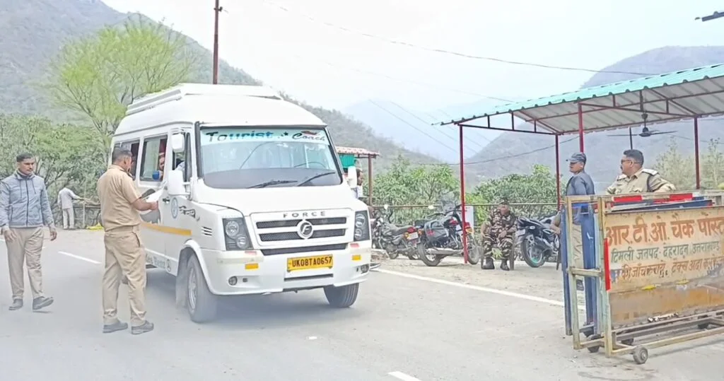 विकासनगर के कटापत्थर में चेक पोस्ट और हेल्थ पोस्ट स्थापित, बिना ग्रीन व ट्रिप कार्ड वालों को वापस भेजा जा रहा… विकासनगर के कटापत्थर में चेक पोस्ट और हेल्थ पोस्ट स्थापित, बिना ग्रीन व ट्रिप कार्ड वालों को वापस भेजा जा रहा…