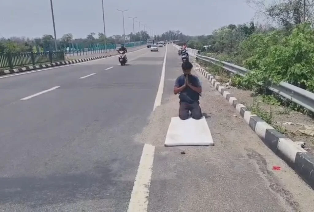 270 किमी की दंडवत यात्रा पर निकले चंदन बाबा, केदारनाथ की आस्था के साथ नशा मुक्त समाज का दे रहे संदेश…. 270 किमी की दंडवत यात्रा पर निकले चंदन बाबा, केदारनाथ की आस्था के साथ नशा मुक्त समाज का दे रहे संदेश….