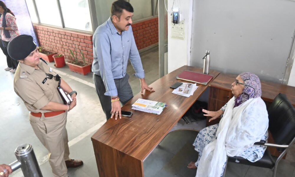 SSP देहरादून ने बुजुर्ग महिला की शिकायत पर दिखाई संवेदनशीलता, किराएदार को हटवाकर दिलाया इंसाफ !