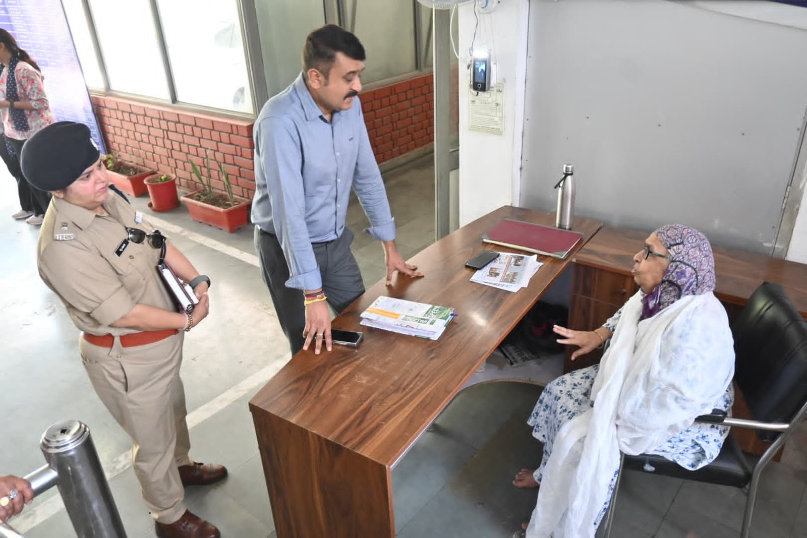 SSP देहरादून ने बुजुर्ग महिला की शिकायत पर दिखाई संवेदनशीलता, किराएदार को हटवाकर दिलाया इंसाफ !