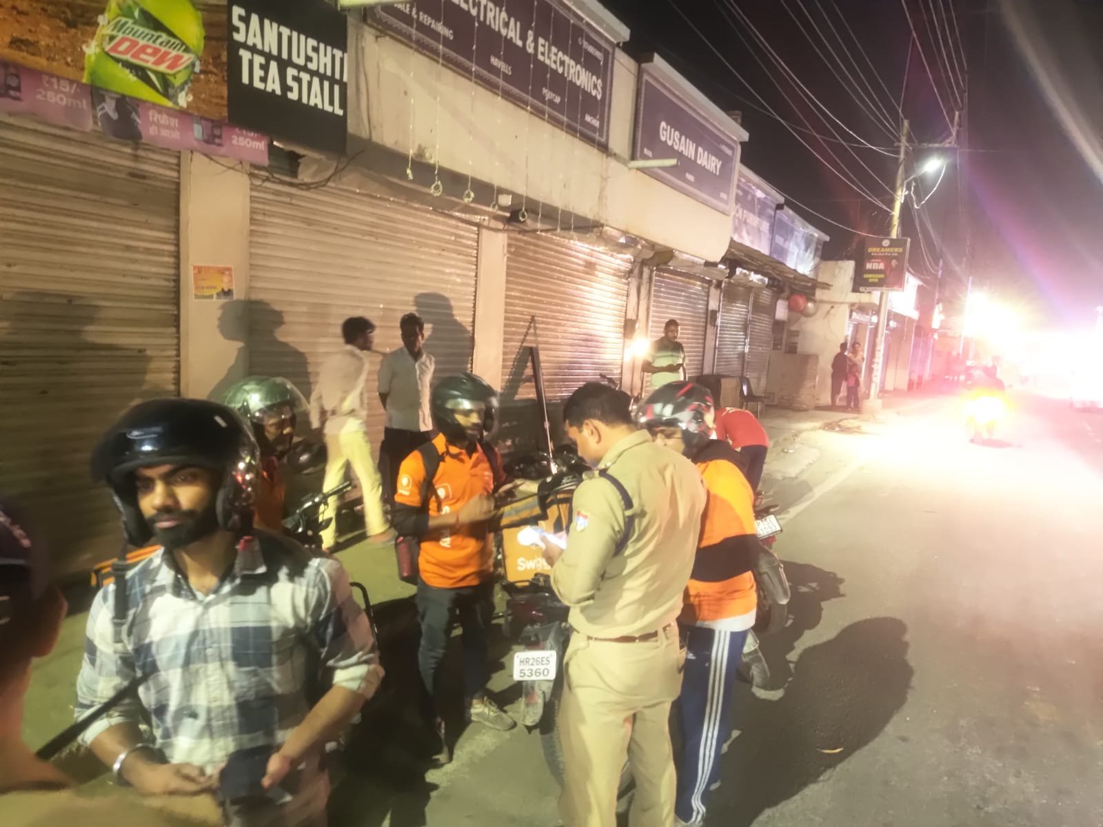 देहरादून में डिलीवरी बॉयज पर पुलिस की सख्ती, 165 के चालान, कई वाहन सीज……. देहरादून में डिलीवरी बॉयज पर पुलिस की सख्ती, 165 के चालान, कई वाहन सीज…….