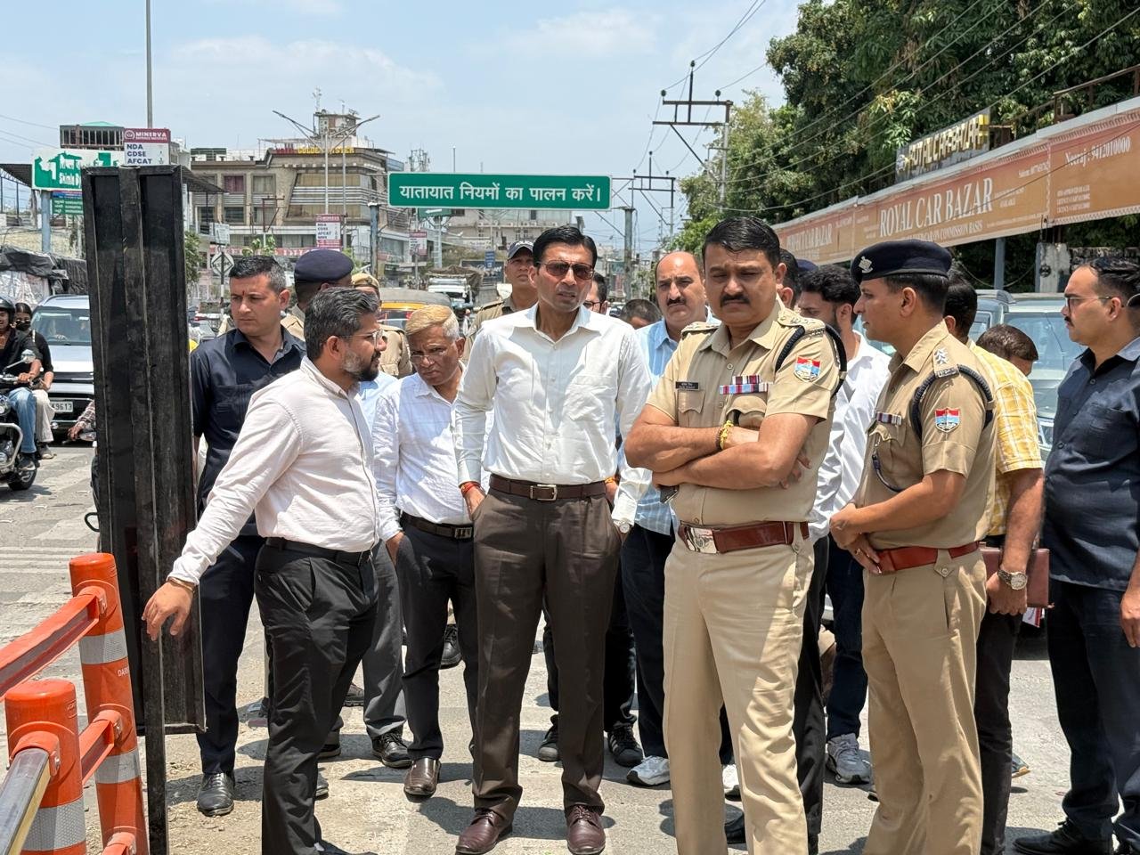 फ्लाईओवर पर बनाए गए डाइवर्ट पॉइंट से आईएसबीटी पर यातायात व्यवस्था पर पड़े प्रभाव की उपस्थित अधिकारियों से ली जानकारी