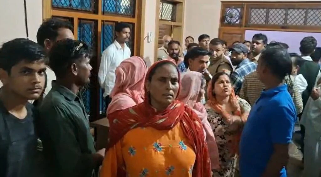 मातृत्व बना मातम — महिला की मौत के बाद अस्पताल पर लापरवाही का आरोप, मेडिकल स्टाफ फरार | मातृत्व बना मातम — महिला की मौत के बाद अस्पताल पर लापरवाही का आरोप, मेडिकल स्टाफ फरार |