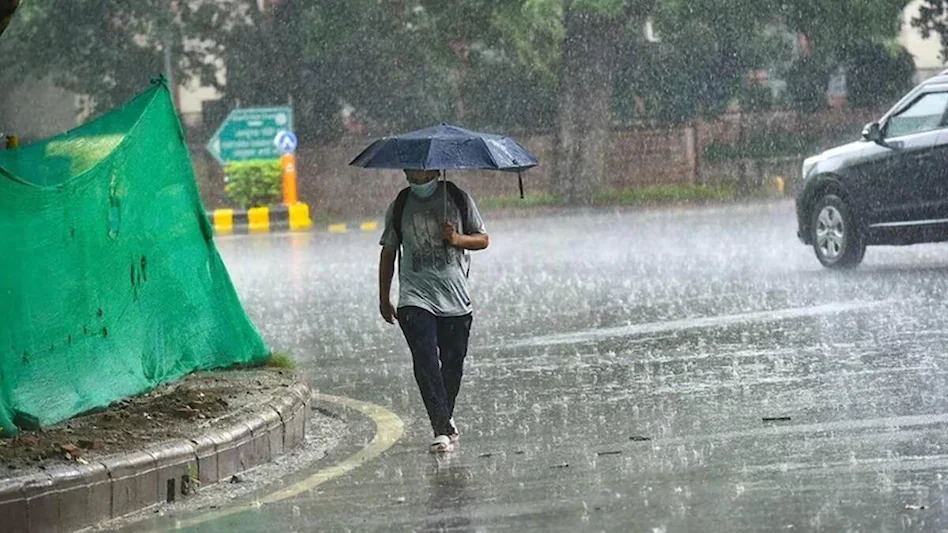 पहाड़ों में भारी बारिश और बर्फबारी, मैदानी इलाकों में येलो अलर्ट जारी | पहाड़ों में भारी बारिश और बर्फबारी, मैदानी इलाकों में येलो अलर्ट जारी |