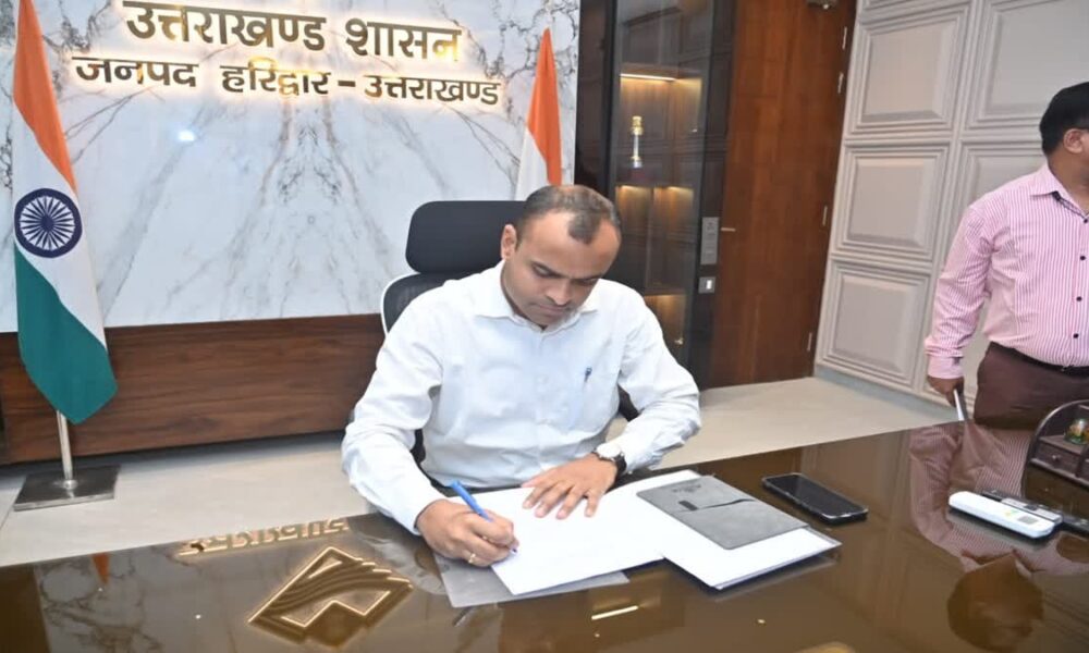 मयूर दीक्षित ने जिलाधिकारी का पदभार संभाला, कांवड़ मेला और मानसून तैयारियों को दी प्राथमिकता…
