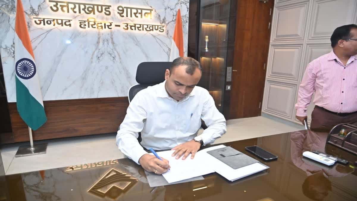 मयूर दीक्षित ने जिलाधिकारी का पदभार संभाला, कांवड़ मेला और मानसून तैयारियों को दी प्राथमिकता… मयूर दीक्षित ने जिलाधिकारी का पदभार संभाला, कांवड़ मेला और मानसून तैयारियों को दी प्राथमिकता…
