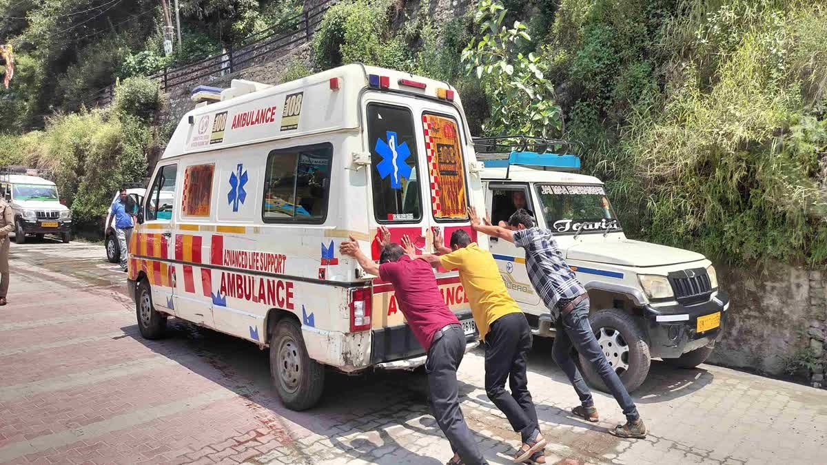 मरीज ले जाने वाली 108 एम्बुलेंस खुद मांगने लगी इलाज ,धक्के से हुई दुरुस्त ! मरीज ले जाने वाली 108 एम्बुलेंस खुद मांगने लगी इलाज ,धक्के से हुई दुरुस्त !