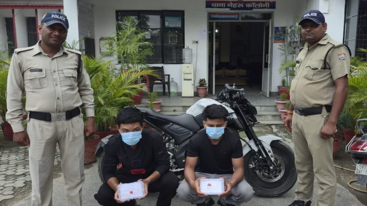 कर्ज और बेरोजगारी बनी चोरी की वजह! देहरादून पुलिस ने दो दोस्तों को किया गिरफ्तार