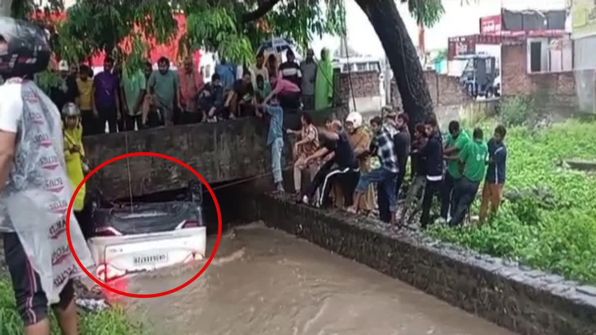 नहर में गिरी कार, मासूम समेत चार की मौत नहर में गिरी कार, मासूम समेत चार की मौत
