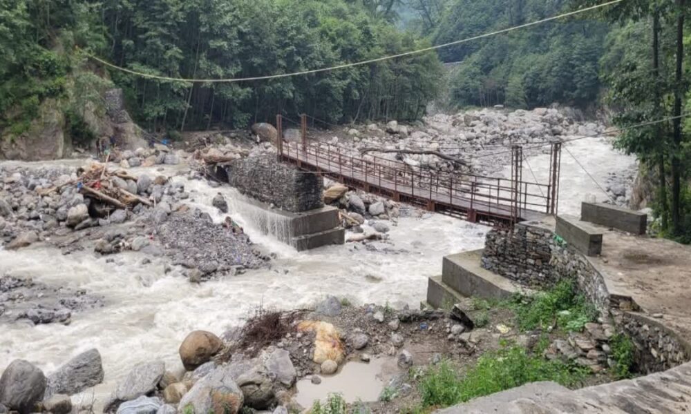 सोनप्रयाग में भूस्खलन से बार-बार बंद हो रहा रास्ता , तीर्थयात्रियों के लिए वैकल्पिक अस्थायी मार्ग तैयार