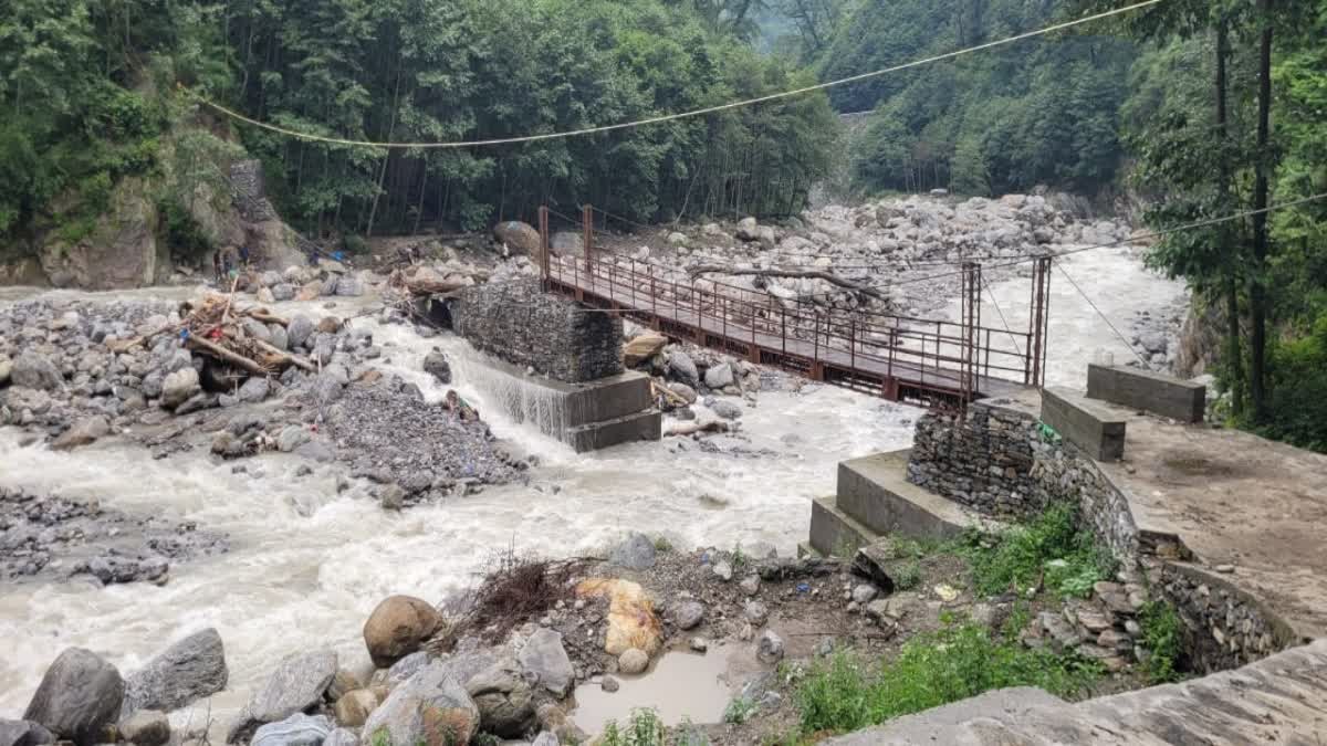 सोनप्रयाग में भूस्खलन से बार-बार बंद हो रहा रास्ता , तीर्थयात्रियों के लिए वैकल्पिक अस्थायी मार्ग तैयार सोनप्रयाग में भूस्खलन से बार-बार बंद हो रहा रास्ता , तीर्थयात्रियों के लिए वैकल्पिक अस्थायी मार्ग तैयार