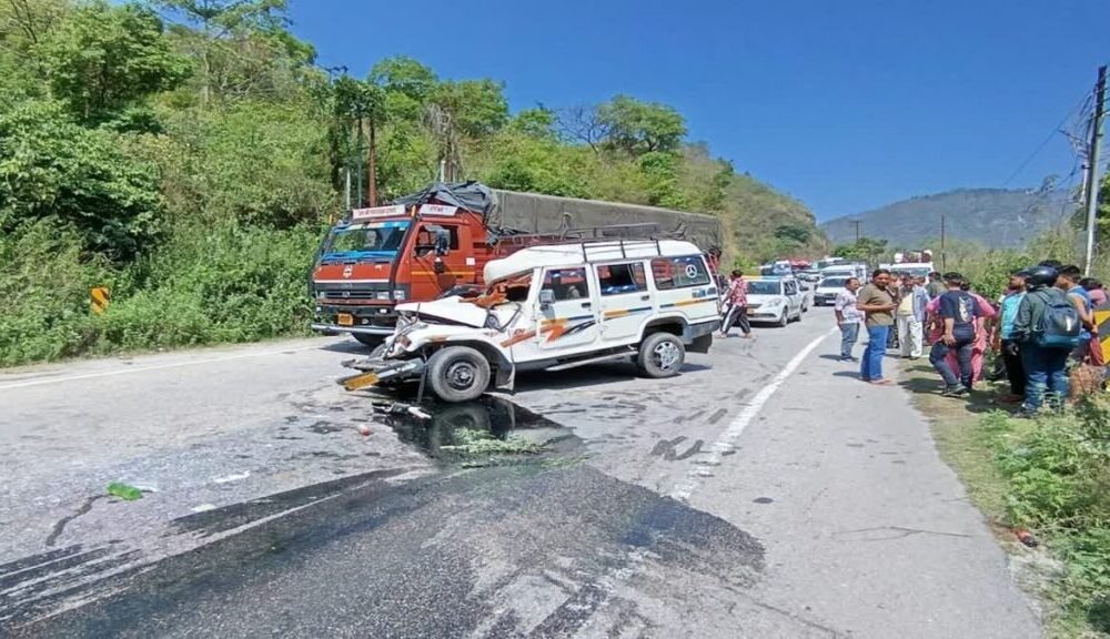 राष्ट्रीय राजमार्ग पर ट्रक और मैक्स वाहन की टक्कर, बाल-बाल बचे यात्री…
