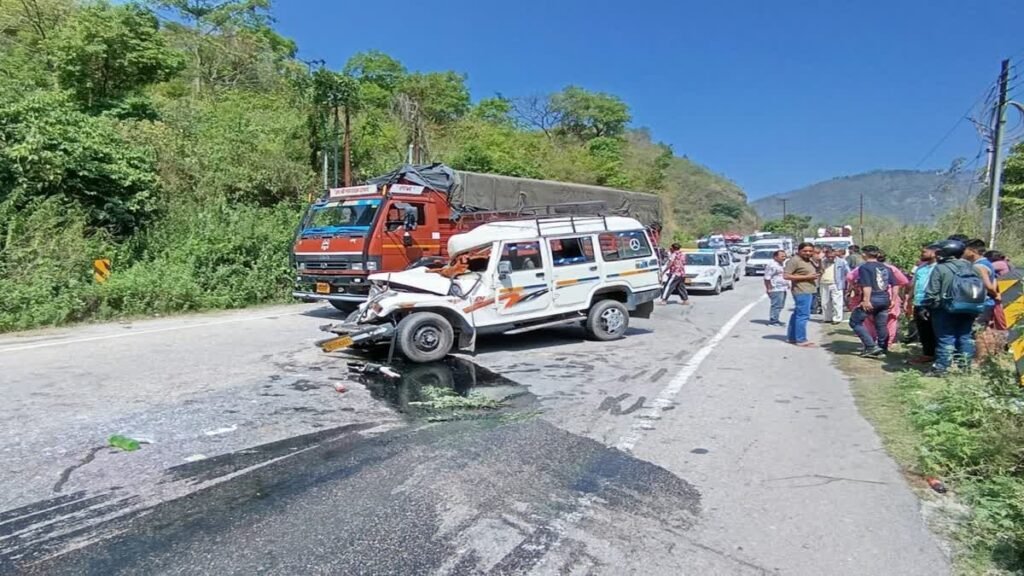 राष्ट्रीय राजमार्ग पर ट्रक और मैक्स वाहन की टक्कर, बाल-बाल बचे यात्री… राष्ट्रीय राजमार्ग पर ट्रक और मैक्स वाहन की टक्कर, बाल-बाल बचे यात्री…