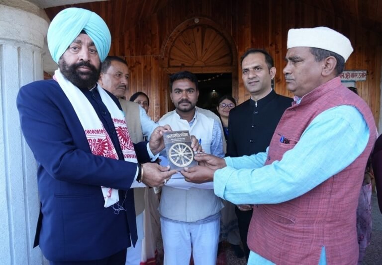 राज्यपाल गुरमीत सिंह ने किया कौसानी का दौरा, अनाशक्ति आश्रम को बताया सांस्कृतिक धरोहर… राज्यपाल गुरमीत सिंह ने किया कौसानी का दौरा, अनाशक्ति आश्रम को बताया सांस्कृतिक धरोहर…
