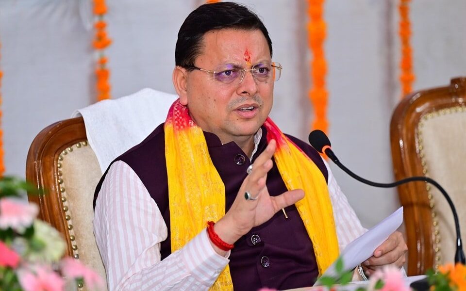 सीएम धामी की अपील – “बुके नहीं, किताब दीजिए”, लोक साहित्य व भाषाओं के डिजिटलीकरण की घोषणा |