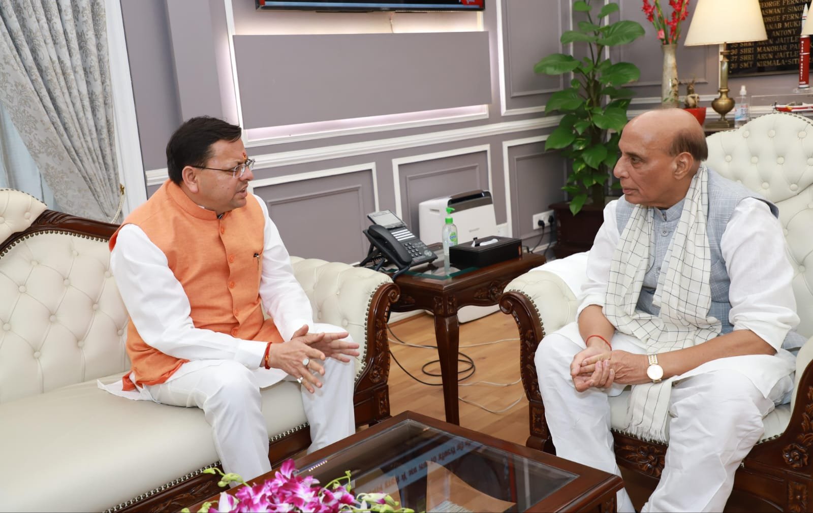 मुख्यमंत्री धामी ने रक्षा मंत्री राजनाथ सिंह से की मुलाकात, राज्य के विकास से जुड़े मुद्दों पर की चर्चा