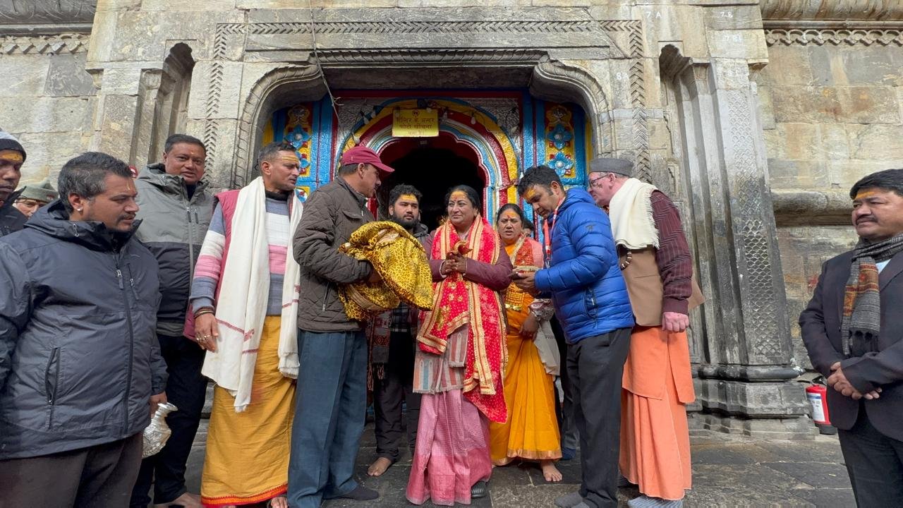 दिल्ली की मुख्यमंत्री रेखा गुप्ता ने सपरिवार किए केदारनाथ धाम में भगवान शिव के दर्शन, देश-प्रदेश की मंगलकामना की…. दिल्ली की मुख्यमंत्री रेखा गुप्ता ने सपरिवार किए केदारनाथ धाम में भगवान शिव के दर्शन, देश-प्रदेश की मंगलकामना की….