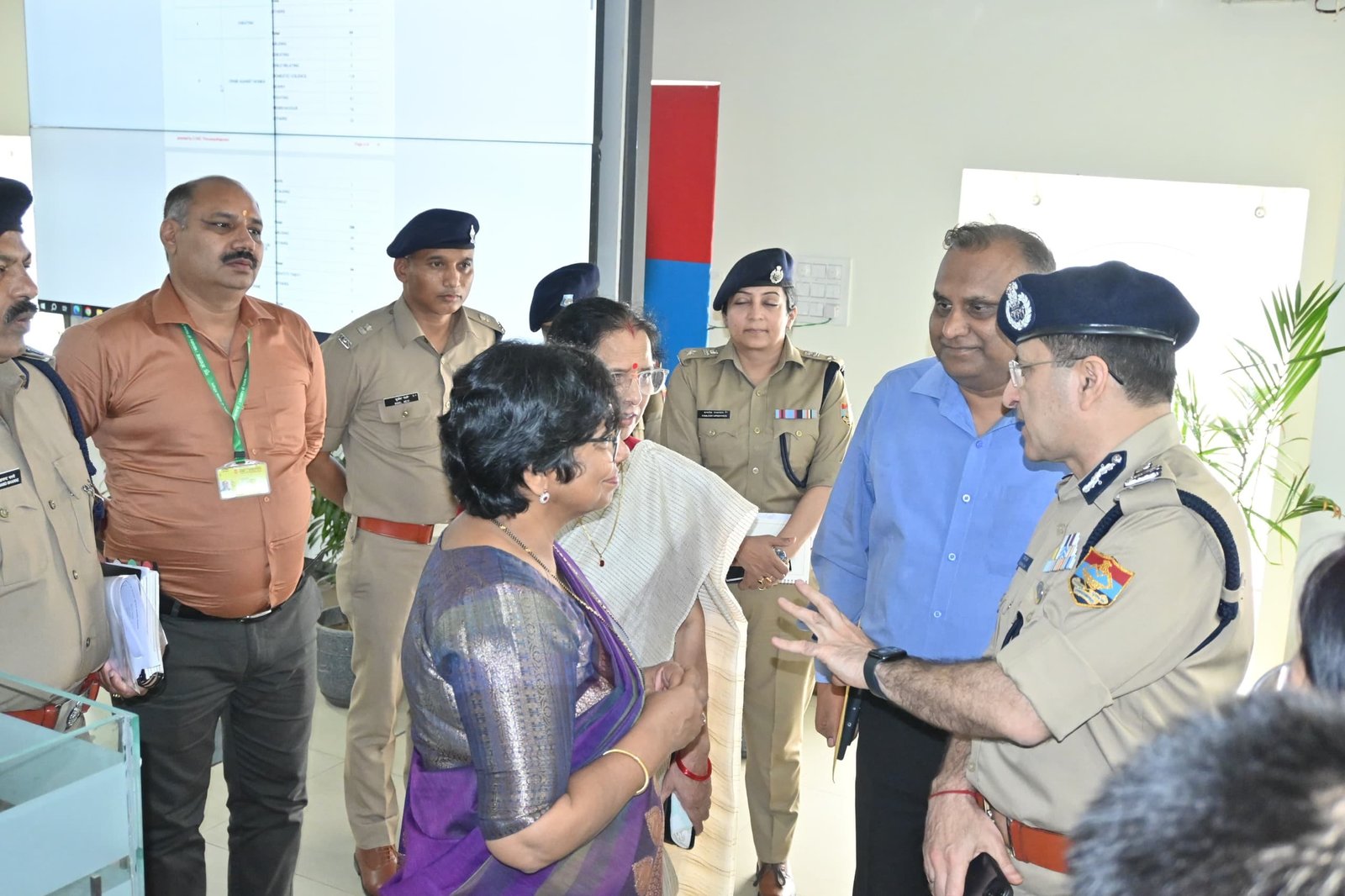 महिला सुरक्षा पर उत्तराखण्ड पुलिस संग राष्ट्रीय महिला आयोग की अहम बैठक, डायल–112 प्रणाली की सराहना महिला सुरक्षा पर उत्तराखण्ड पुलिस संग राष्ट्रीय महिला आयोग की अहम बैठक, डायल–112 प्रणाली की सराहना