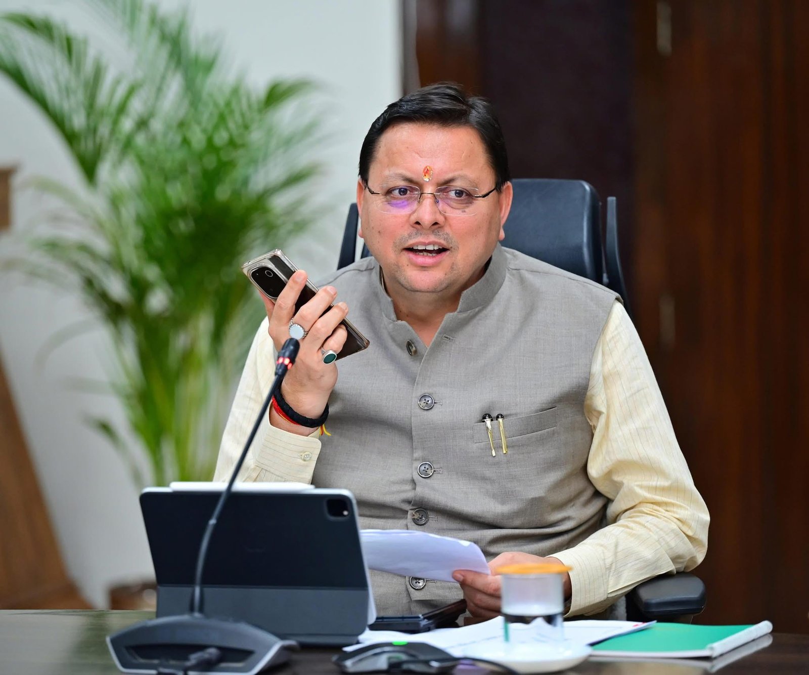 सीएम हेल्पलाइन की लंबित शिकायतों पर चलेगा विशेष अभियान, 6 महीने से लंबित मामलों में लापरवाही पर होगी कार्रवाई सीएम हेल्पलाइन की लंबित शिकायतों पर चलेगा विशेष अभियान, 6 महीने से लंबित मामलों में लापरवाही पर होगी कार्रवाई