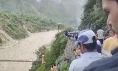 यात्रियों से भरी बस नदी में गिरी , 1 की मौत-कई लापता