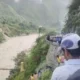 यात्रियों से भरी बस नदी में गिरी , 1 की मौत-कई लापता