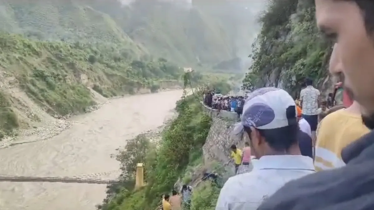 यात्रियों से भरी बस नदी में गिरी , 1 की मौत-कई लापता यात्रियों से भरी बस नदी में गिरी , 1 की मौत-कई लापता