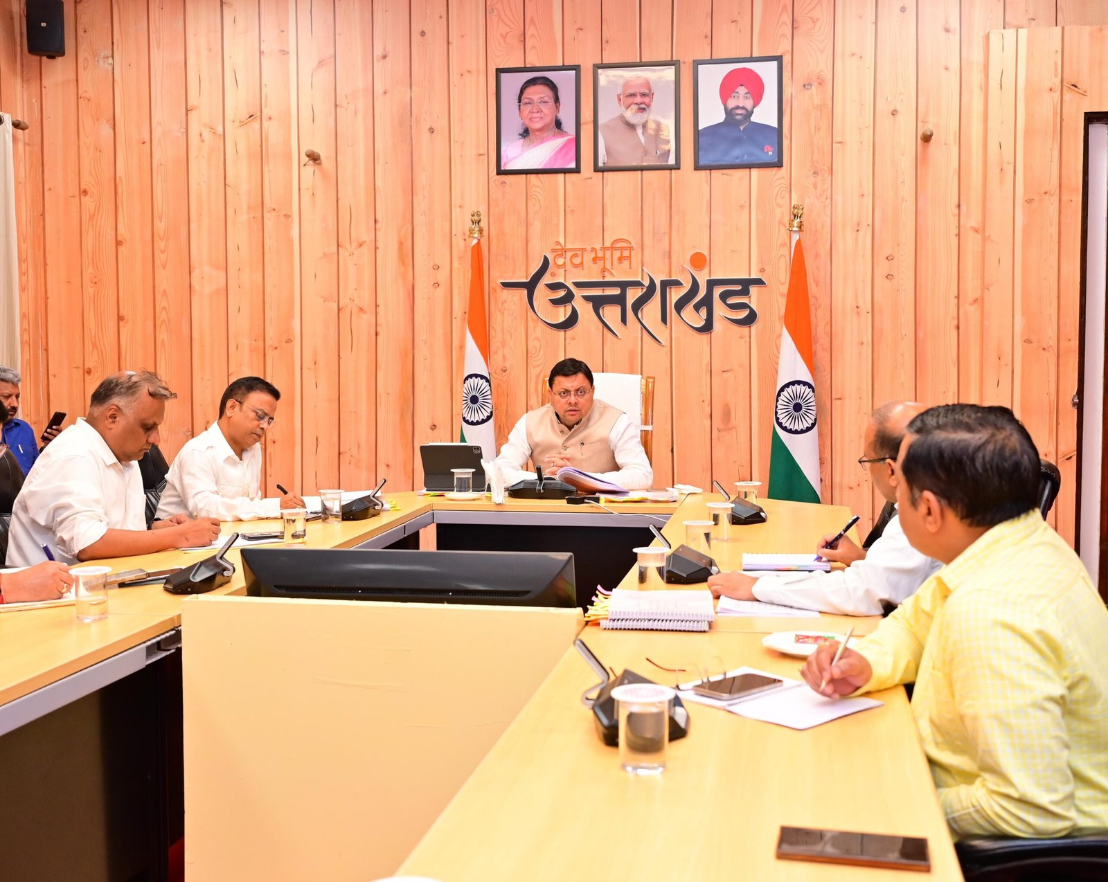 मध्य क्षेत्रीय परिषद की बैठक से पहले मुख्यमंत्री धामी ने अधिकारियों को दिए कड़े निर्देश मध्य क्षेत्रीय परिषद की बैठक से पहले मुख्यमंत्री धामी ने अधिकारियों को दिए कड़े निर्देश