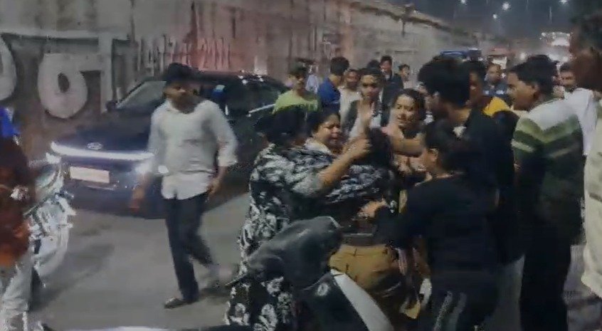 स्कूटी हटाने पर हुई जमकर मारपीट, महिलाओं द्वारा पीटी गई युवती का वीडियो वायरल | स्कूटी हटाने पर हुई जमकर मारपीट, महिलाओं द्वारा पीटी गई युवती का वीडियो वायरल |