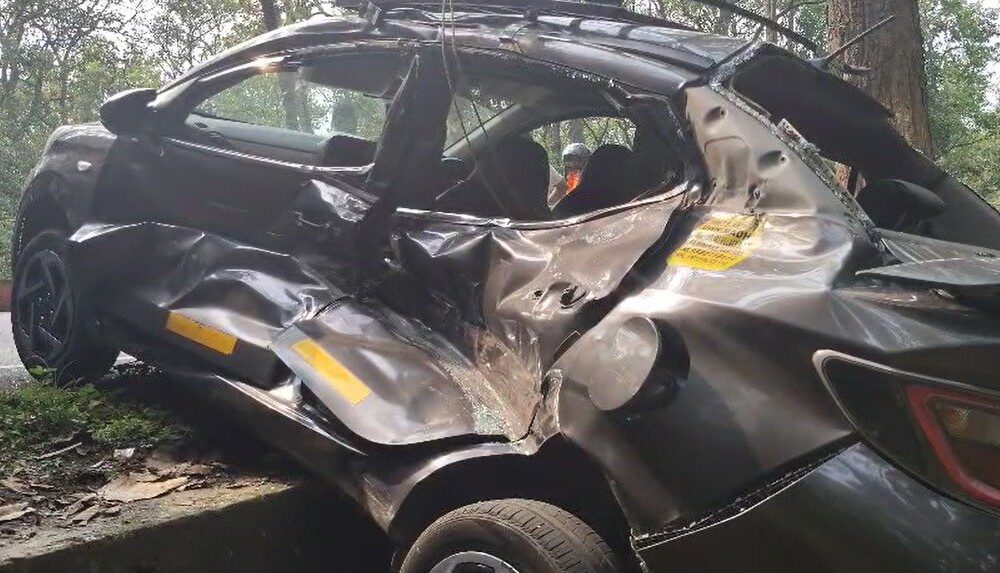 ओवरस्पीड ट्रक ने कार को मारी भीषण टक्कर, एक ही परिवार के चार लोग घायल – कार के उड़ गए परखच्चे ..