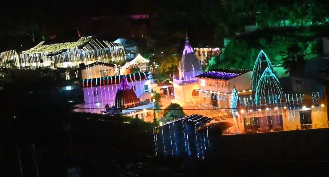 कैंची धाम मेले की तैयारियाँ पूरी, बाबा नीम करौली मंदिर रंग-बिरंगी मालाओं से सजा.. कैंची धाम मेले की तैयारियाँ पूरी, बाबा नीम करौली मंदिर रंग-बिरंगी मालाओं से सजा..