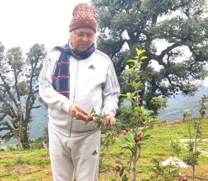 उत्तराखंड में सेब उत्पादन को बढ़ावा, गैरसैंण में एप्पल मिशन की जानकारी देते नजर आए सीएम धामी |