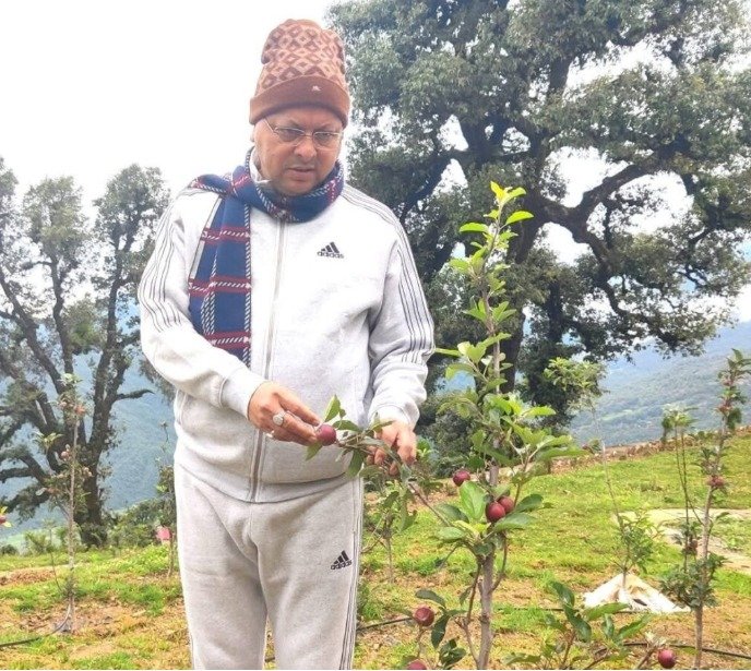 उत्तराखंड में सेब उत्पादन को बढ़ावा, गैरसैंण में एप्पल मिशन की जानकारी देते नजर आए सीएम धामी |