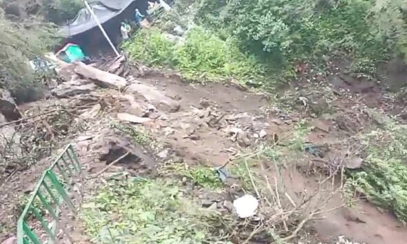 यमुनोत्री पैदल मार्ग पर लैंडस्लाइड, कई यात्री मलबे में दबे