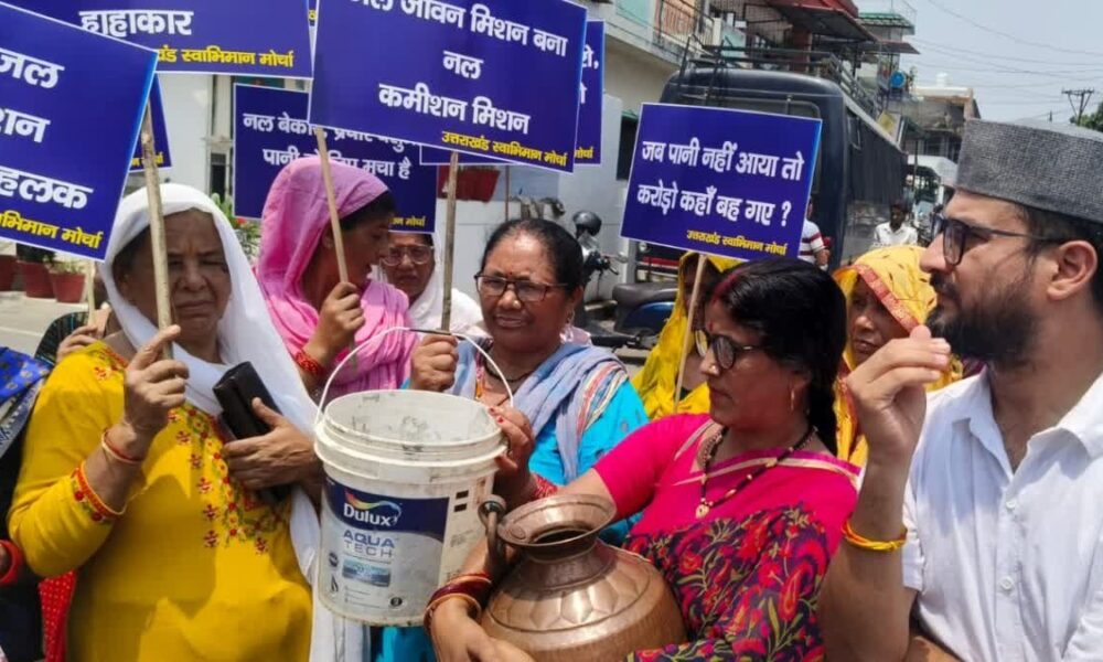 देहरादून में पानी के लिए हाहाकार! करोड़ों की जल योजनाएं फेल, गुस्साई जनता ने जल निगम का किया घेराव |