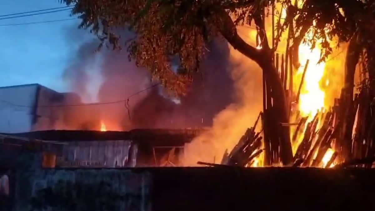 शगुन वेडिंग पॉइंट में भीषण आग, लाखों का नुकसान