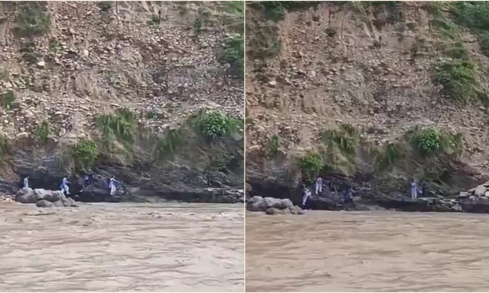 बारिश में जोखिम भरा सफर, स्कूली बच्चे जान हथेली पर रखकर कर रहे पढ़ाई