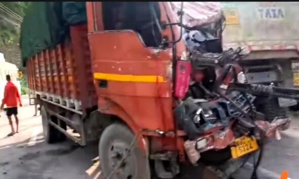 श्रीनगर के पास भिड़े दो ट्रक, एक की जान गई, दूसरा गंभीर घायल