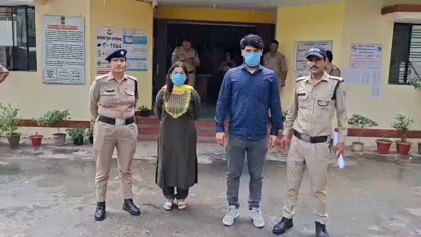 नाबालिग से यौन शोषण केस, पूर्व भाजपा नेत्री और प्रेमी पुलिस रिमांड पर! नाबालिग से यौन शोषण केस, पूर्व भाजपा नेत्री और प्रेमी पुलिस रिमांड पर!