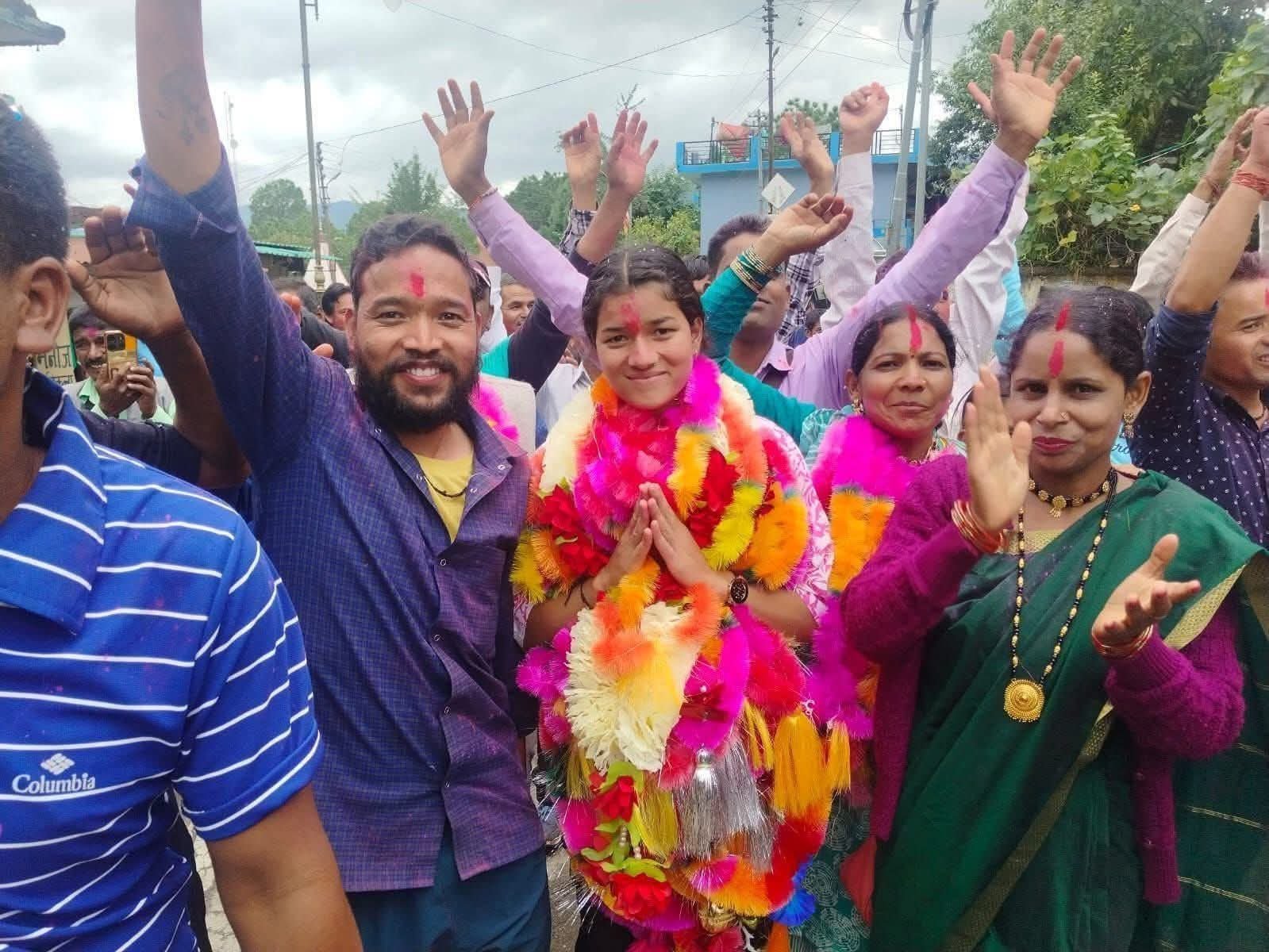 सीएम धामी के आदर्श गांव की कमान 21 साल की प्रियंका के हाथ, बनीं सबसे कम उम्र की प्रधान! सीएम धामी के आदर्श गांव की कमान 21 साल की प्रियंका के हाथ, बनीं सबसे कम उम्र की प्रधान!